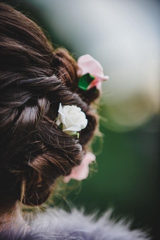 Hochgestecktes Haar mit Blüten