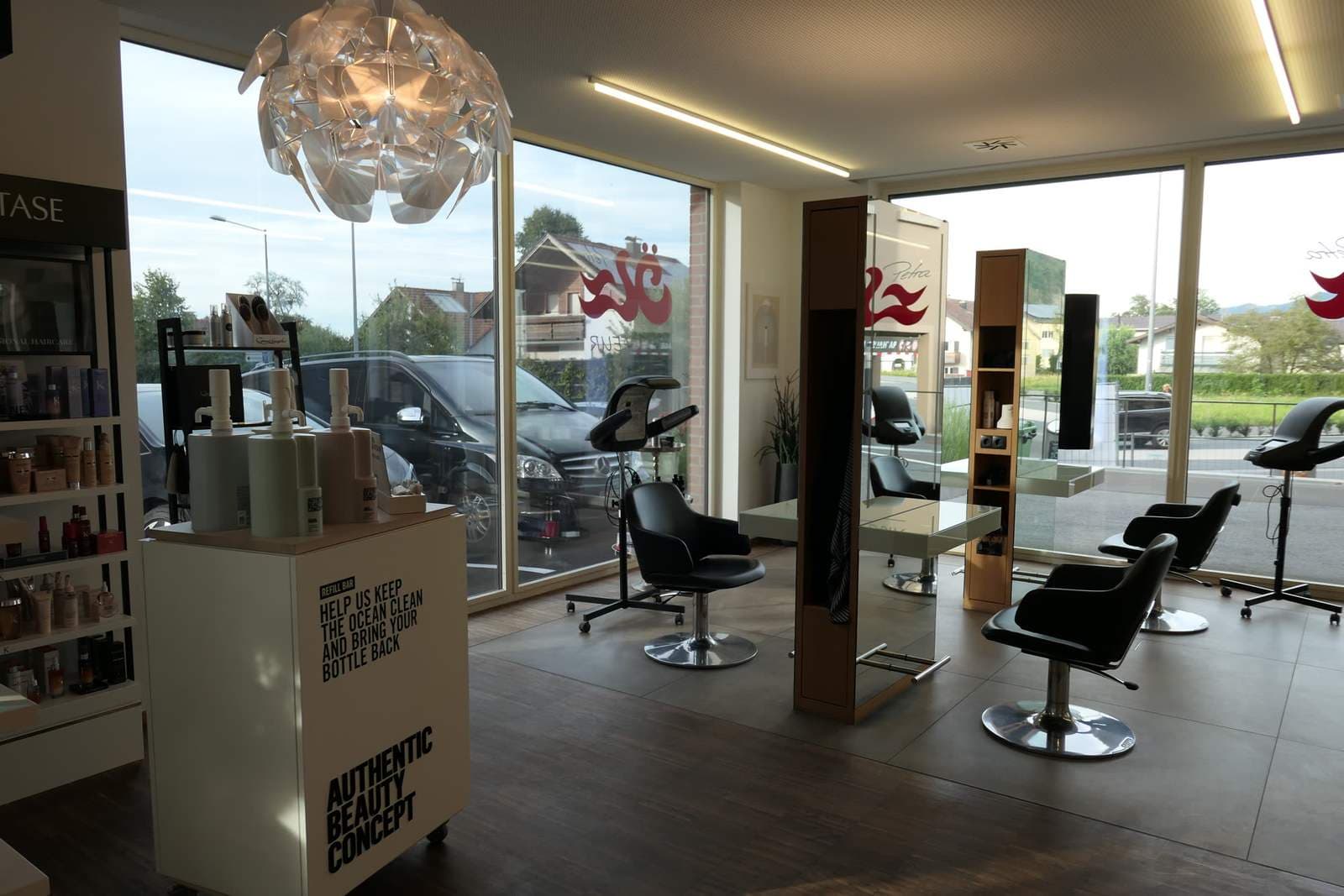 Der Salon mit Refill-Bar, Spiegelplätzen und dem roten Logo am Fenster